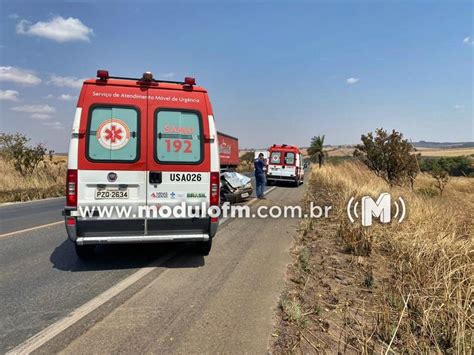 Pneu De Ve Culo Estoura Motorista Perde O Controle E Bate Em Carro Na