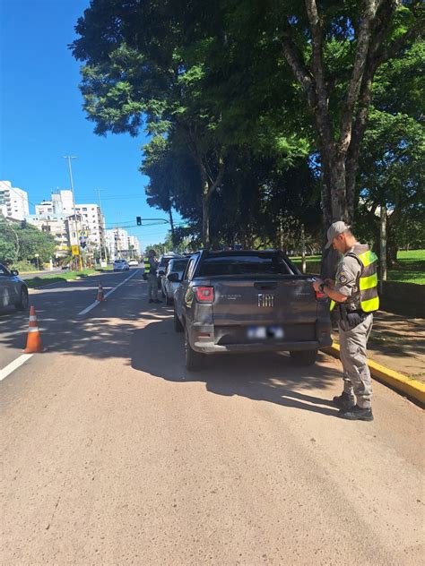 Brigada Militar de São Leopoldo prende três pessoas e apreende uma