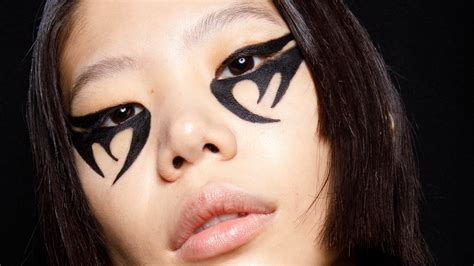 The Makeup Product You Need For Nailing The Trending Graphic Eyeliner Look