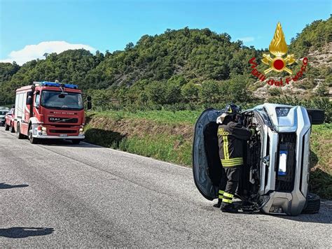 Incidente Stradale Sulla Sp A Citt Di Castello Suv Si Ribalta