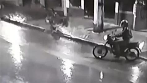 V Deo Motorista Embriagado Atropela Casal Em Moto No Centro De