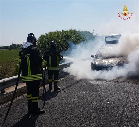 Auto In Fiamme Il Conducente Si Ustiona Una Mano