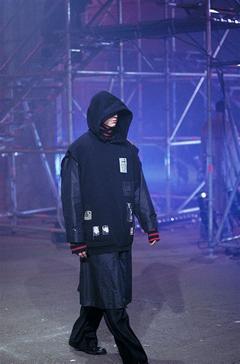 Raf Simons un 2001 Riot Riot Riot Defilesi Ne Anlatıyor