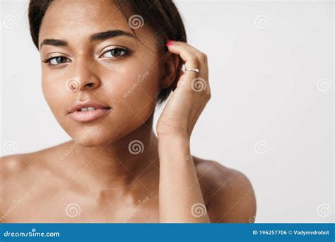 Image D une Femme Afro américaine à Moitié Nue Posant Et Regardant La