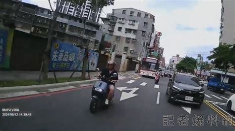 影／騎車滑手機出事了！男騎士撞前車摔倒安全帽噴飛 險捲入公車後輪 民生電子報