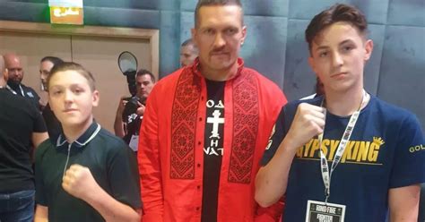 Tyson Fury's son poses for photo with Oleksandr Usyk hours before fight ...