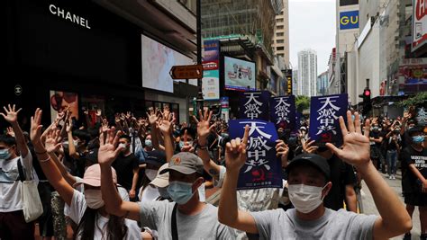 Video La Policía Utiliza Gases Lacrimógenos Para Dispersar A Los Manifestantes En Hong Kong Rt