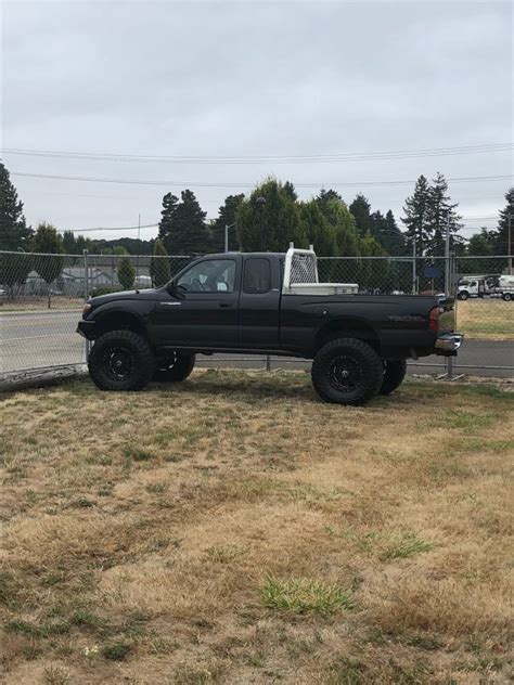 2000 Toyota Tacoma, winch, 34" Toyos, 6" lift - BuiltRigs