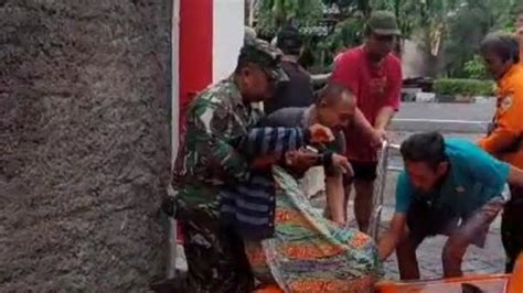 Banjir Grobogan Tim Sar Gabungan Evakuasi Lansia Sakit Stroke