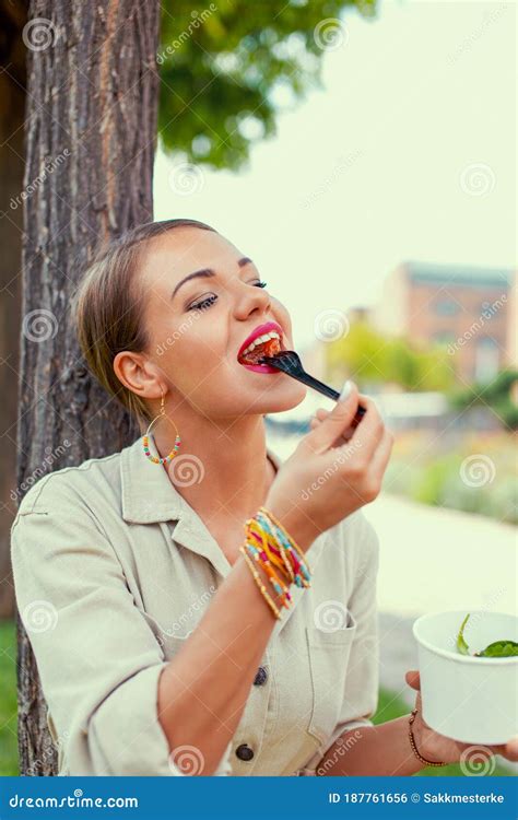 Sexy Latina Frau Genießt Salat in Den Parkaugen Essen