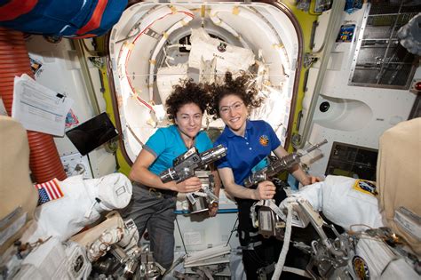 Astronautas Hacen Historia Al Realizar Primera Caminata Espacial