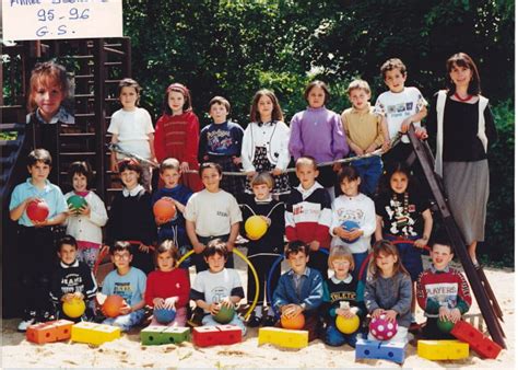 Photo De Classe Maternelle Le Bourg La Vallee De Cole Maternelle