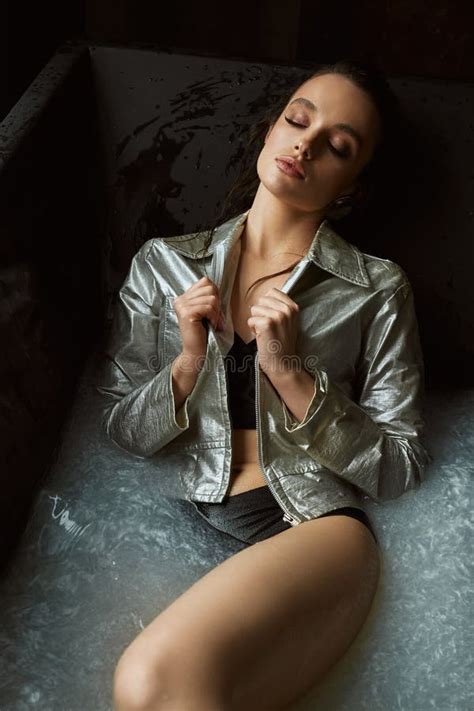 Brunette Woman Posing In Bath Stock Image Image Of Liquid Posing