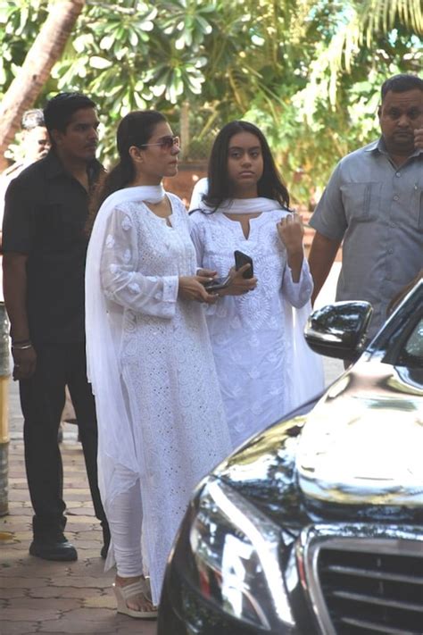 Veeru Devgan Prayer Meeting: Ajay Devgn Arrives With Wife Kajol, Mom Veena, Daughter Nysa ...