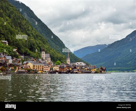 Sch Nen Hallstatt Dorf Und Alpinen See Hallstatt Ist Ber Hmt In