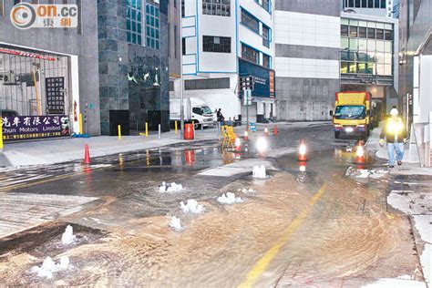 觀塘鹹淡水管爆噴泉 東方日報