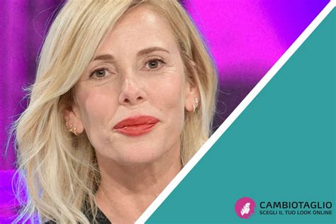 Alessia Marcuzzi fisico da paura a anni il bikini leopardato è un