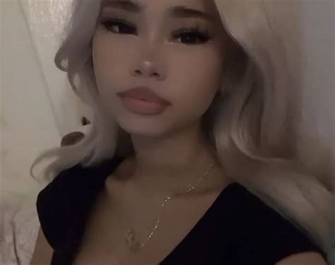 Blonde Aesthetic Aesthetic Roblox Royale High Outfits Cute Selfie Ideas Female Anime Clyde