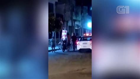 Vídeo mostra policial agredindo motociclista em Campos no RJ Região