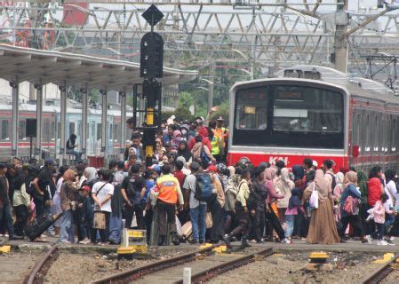 Dipredikasi 900 Ribu Pengguna Padati KRL Jabodetabek Di Malam Tahun Baru