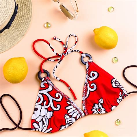 Traje de baño bikini rojo con sombrero de paja flores y frutas diseño