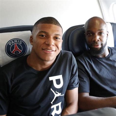 The Nike t shirt black Jordan x PSG carried by Kylian Mbappé on his