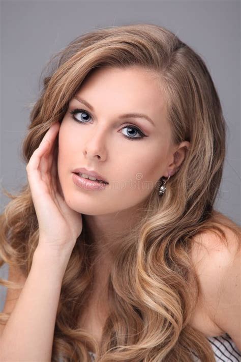 Het Model Van De Blonde Met Mooi Haar Stock Foto Image Of Wijfje Kaukasisch