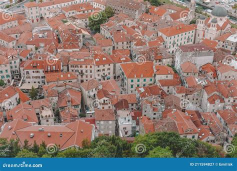 Vista Superior Sobre Los Tejados Rojos Del Casco Antiguo De Kotor Y Las