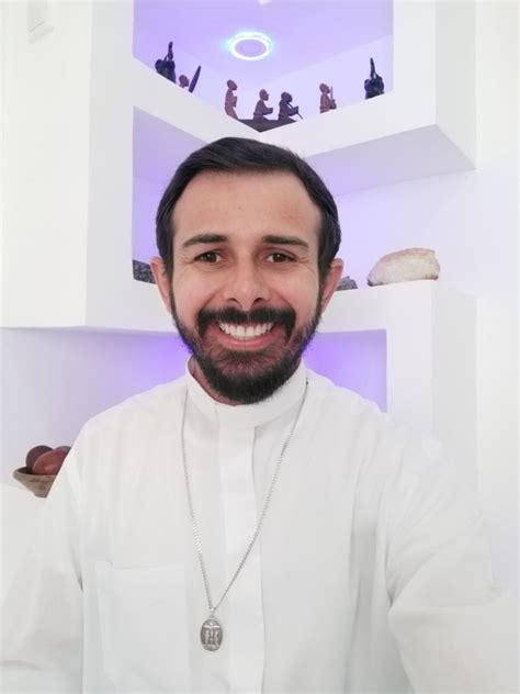 Padre brasileiro faz sucesso nas redes sociais lives evangélicas LUX