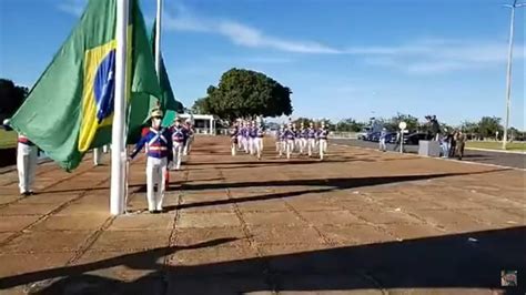 Bolsonaro E Ministros Participam De Cerim Nia De Hasteamento Da Bandeira