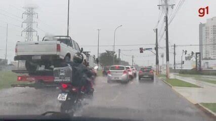 VÍDEO Temporal alaga ruas e inunda associação em Campo Grande Mato