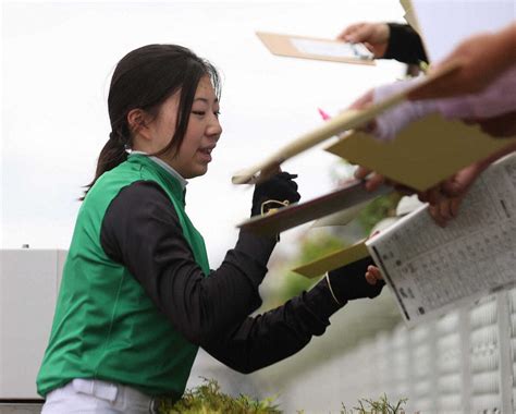 ＜阪神4r・新馬戦＞ファンにサインをする河原田（撮影・平嶋 理子） ― スポニチ Sponichi Annex ギャンブル