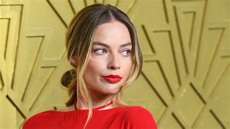 Margot Robbie Wore A Shapeless Valentino Dress On The Red Carpet And Made