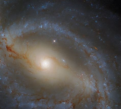 ハッブル望遠鏡がとらえた、へび座の棒渦巻銀河ngc 5921 アストロピクス