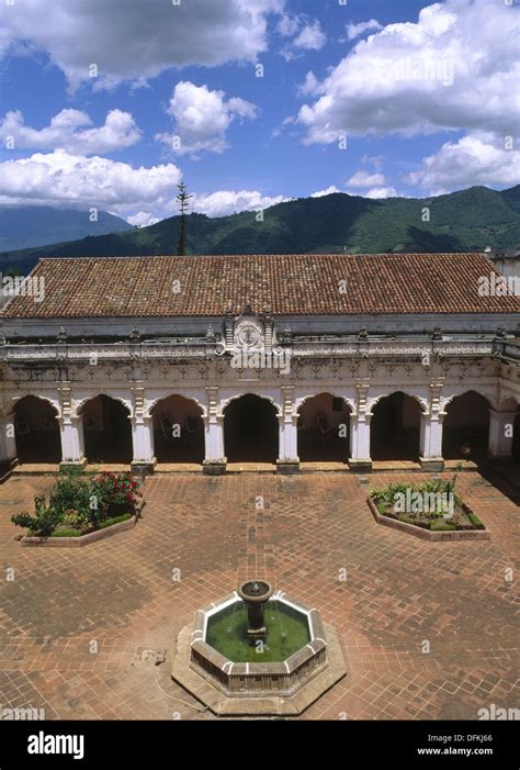 Universidad De San Carlos De Borromeo Fundada En 1681 Antigua