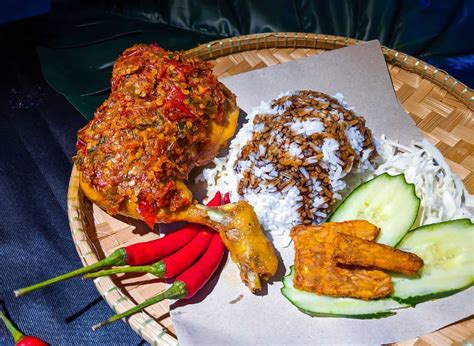 Ayam Gepuk Menikmati Sensasi Pedas Dan Gurihnya Dalam Setiap Gigitan