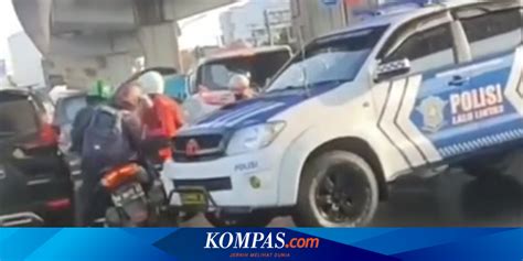 Viral Video Mobil Patwal Di Makassar Tabrak Pengendara Motor Lalu