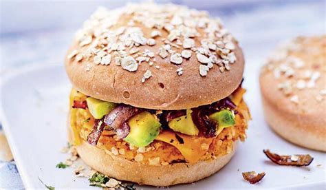 Burger végan patate douce avocat et sauce tahini Moving Tahiti