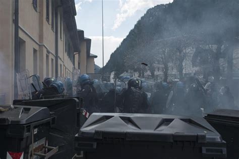 Brennero Scontri Tra Manifestanti E Polizia Diciotto Agenti Feriti