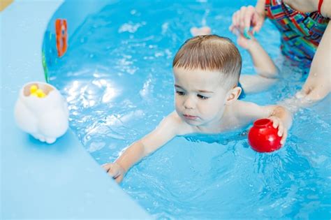 Um Menino De Anos Est Aprendendo A Nadar Na Piscina Aulas De Nata O