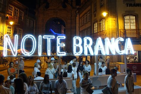 Cerim Nia De Apresenta O Do Cartaz Da Noite Branca De Braga R Dio