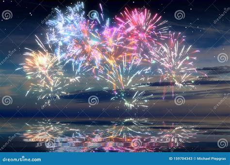 Grandi Fuochi D Artificio Colorati Davanti A Un Cielo Serale Blu