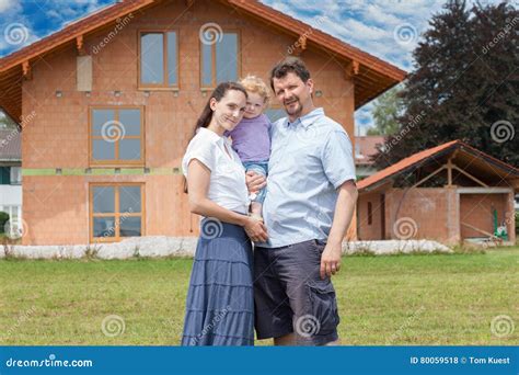 Famille Heureuse Ayant L Amusement Devant La Maison Photo Stock Image