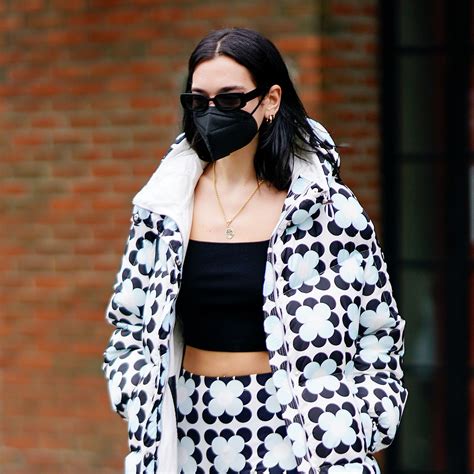 Dua Lipa De Versace Reinventa El Naked Dress En Los Grammy 2021