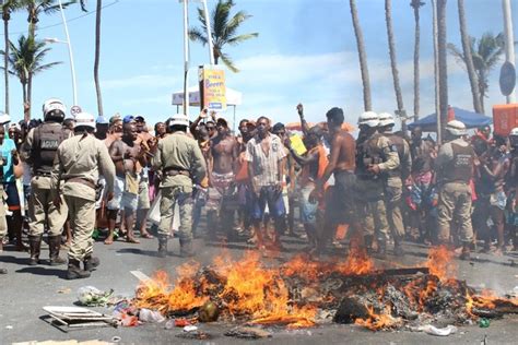 EGO Ambulantes Protestam E Fecham Circuito Da Folia Em Salvador