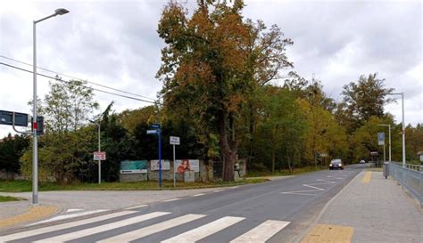 Peron autobusowy przejście dla pieszych i oświetlenie zakończyła się