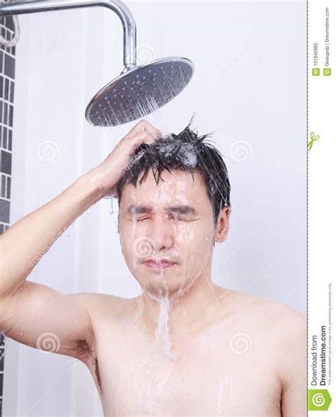 Lhomme Prennent Une Douche De Pluie Et Des Cheveux De Lavage Dans La