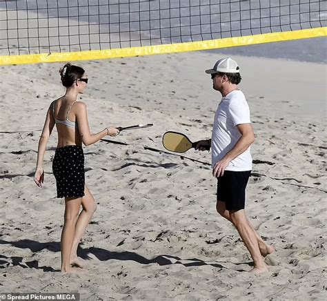 Người mẫu mặc bikini chơi Pickleball cùng bạn trai hơn tuổi Saostar vn