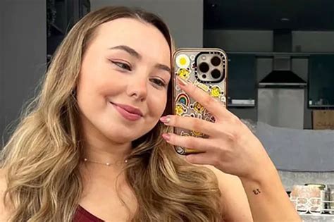 Fitness Babe Flaunts Her Tummy Rolls To Show Imperfections Are Beautiful Daily Star