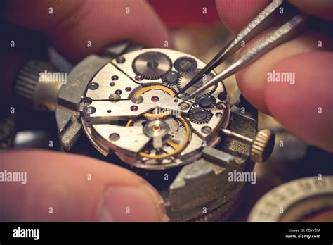 Trabajando en un reloj mecánico Fabricantes de relojes un trabajo